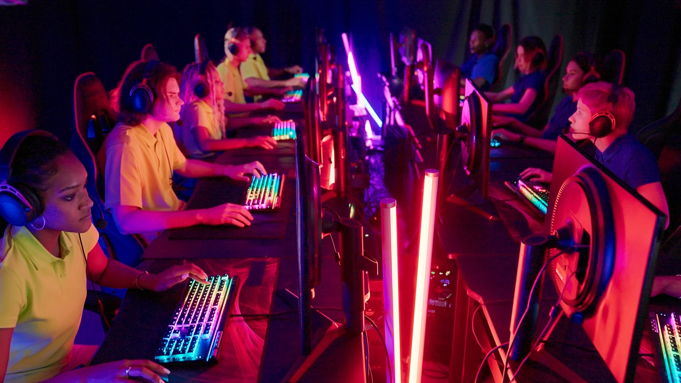 Varios equipos femeninos profesionales amarillos con líderes de la etnia africana que participan en el campeonato de videojuegos eSport.