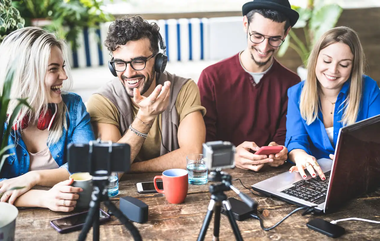Influencers milenarios sonrientes trabajando en sus ordenadores