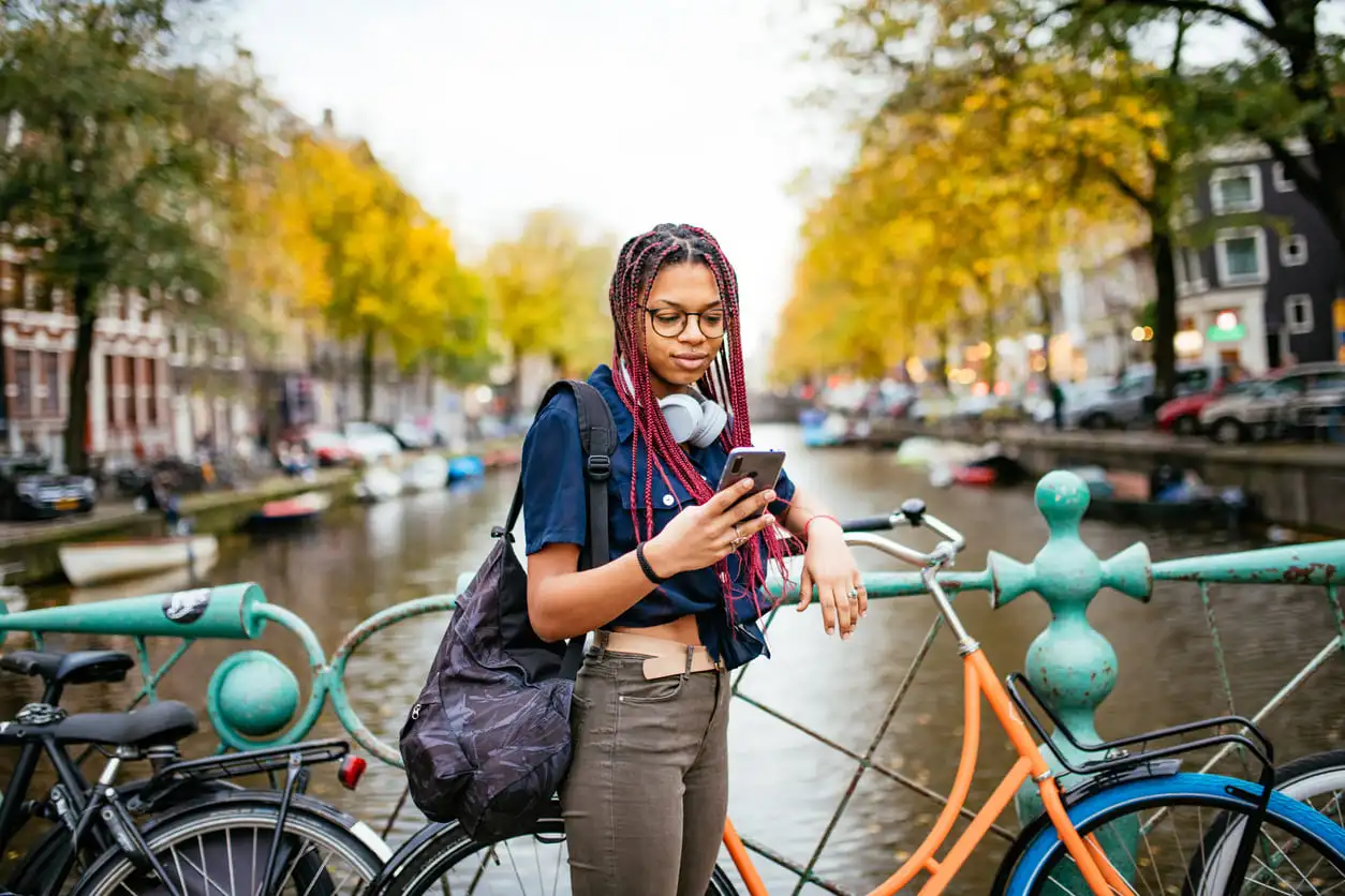 Neerlandaise regardant son téléphone