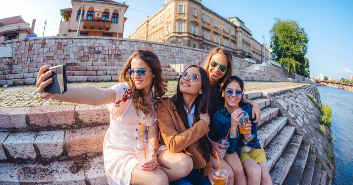 Grupo de mujeres toman una foto