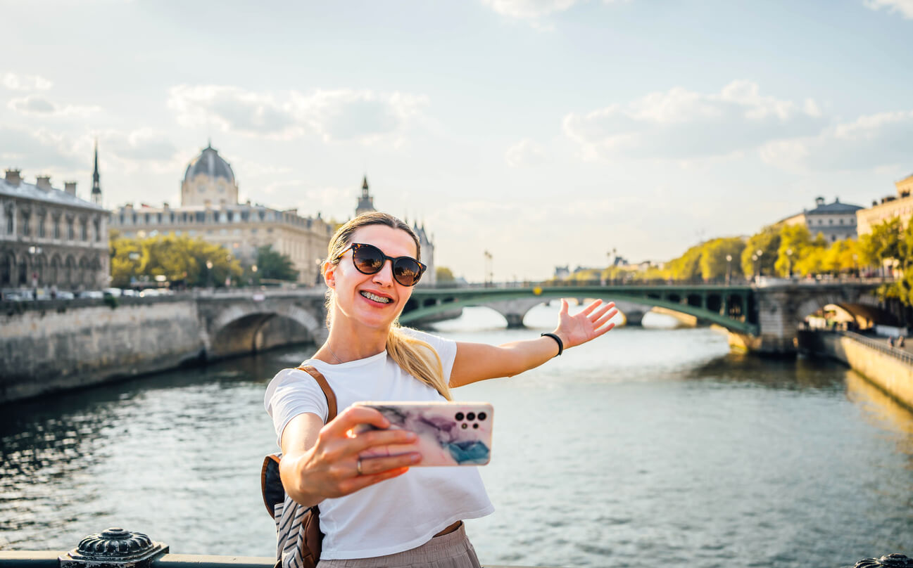 Influenceuse heureuse filmant un vlog à Paris, France