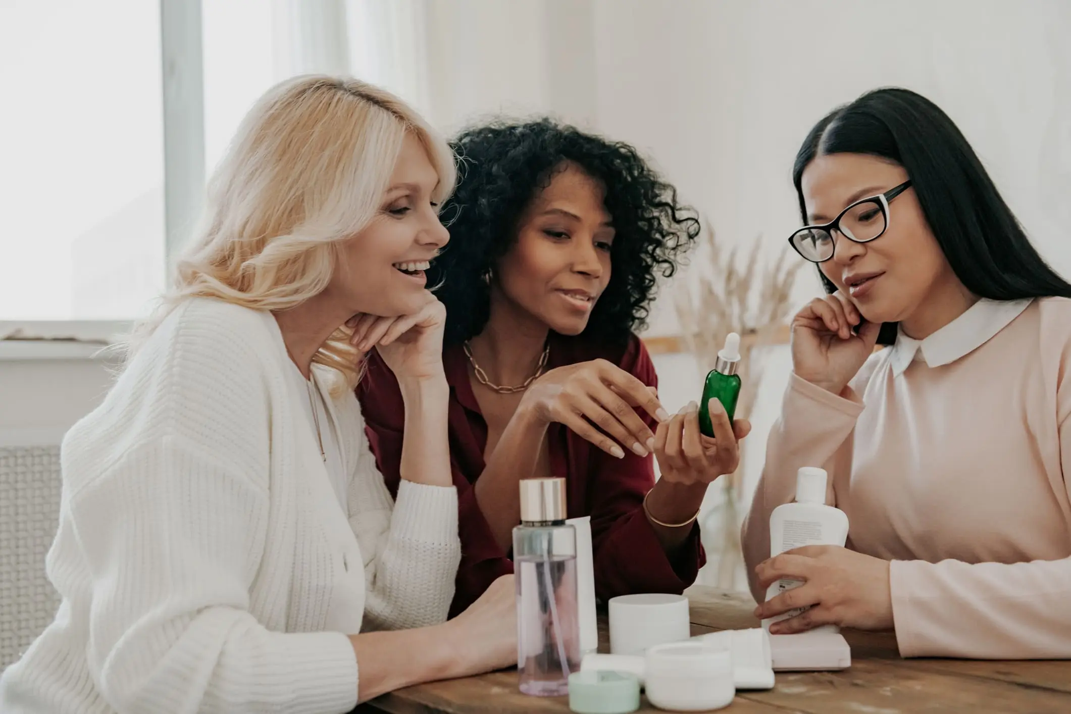 Influenceuses en train de tester un produit