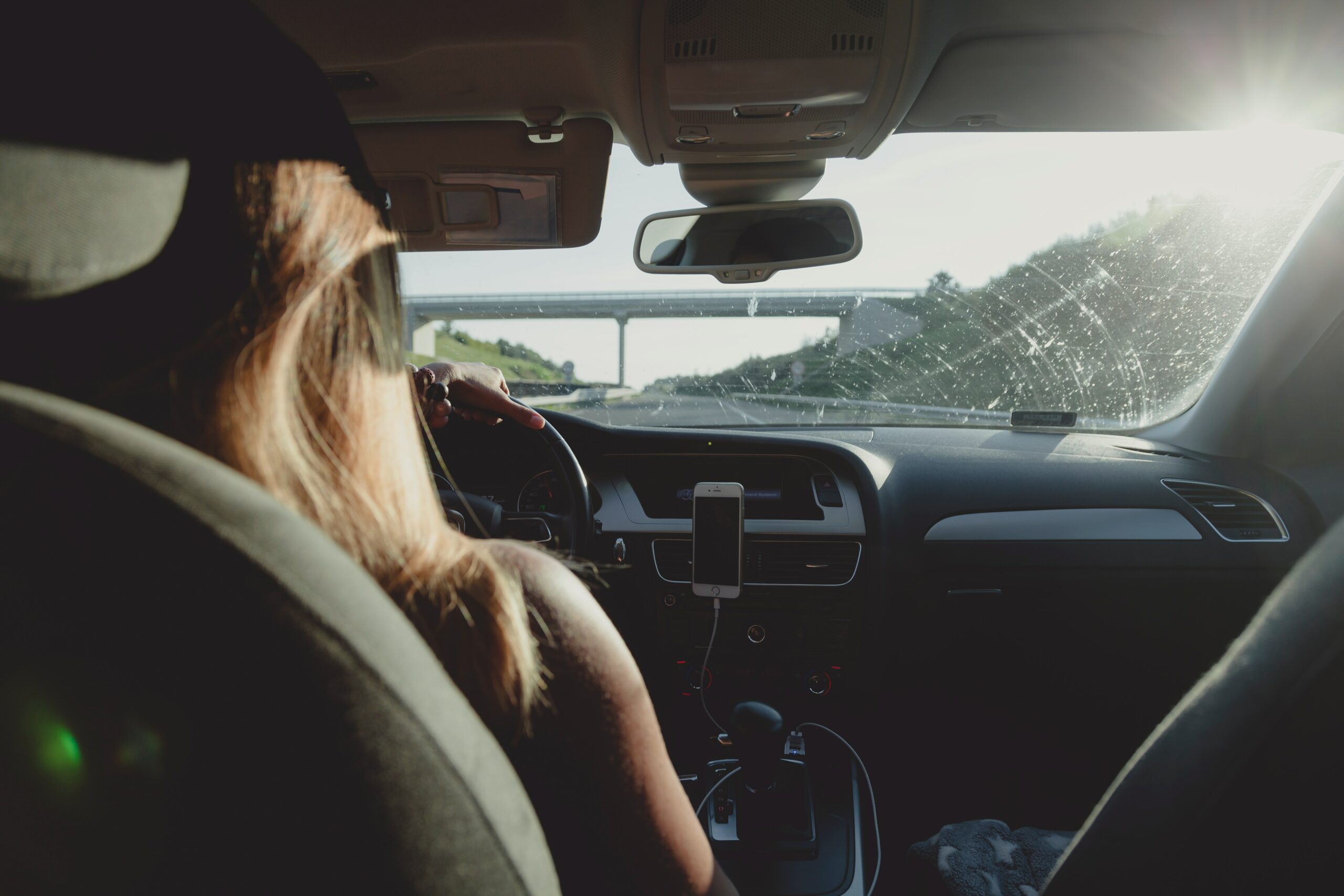 Mujer al volante de un coche