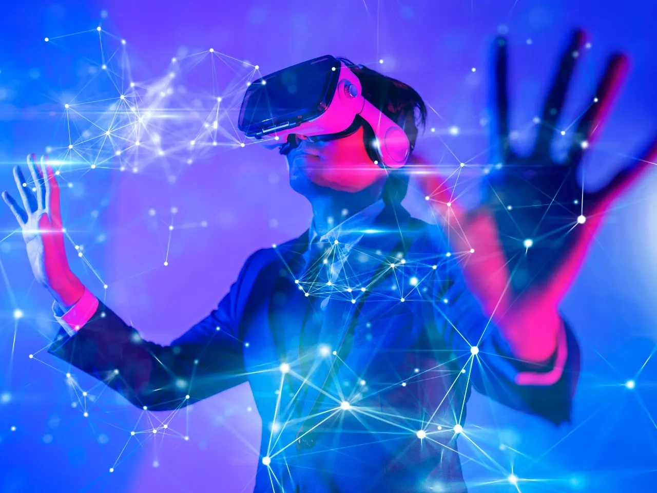 persona que lleva un casco de realidad virtual