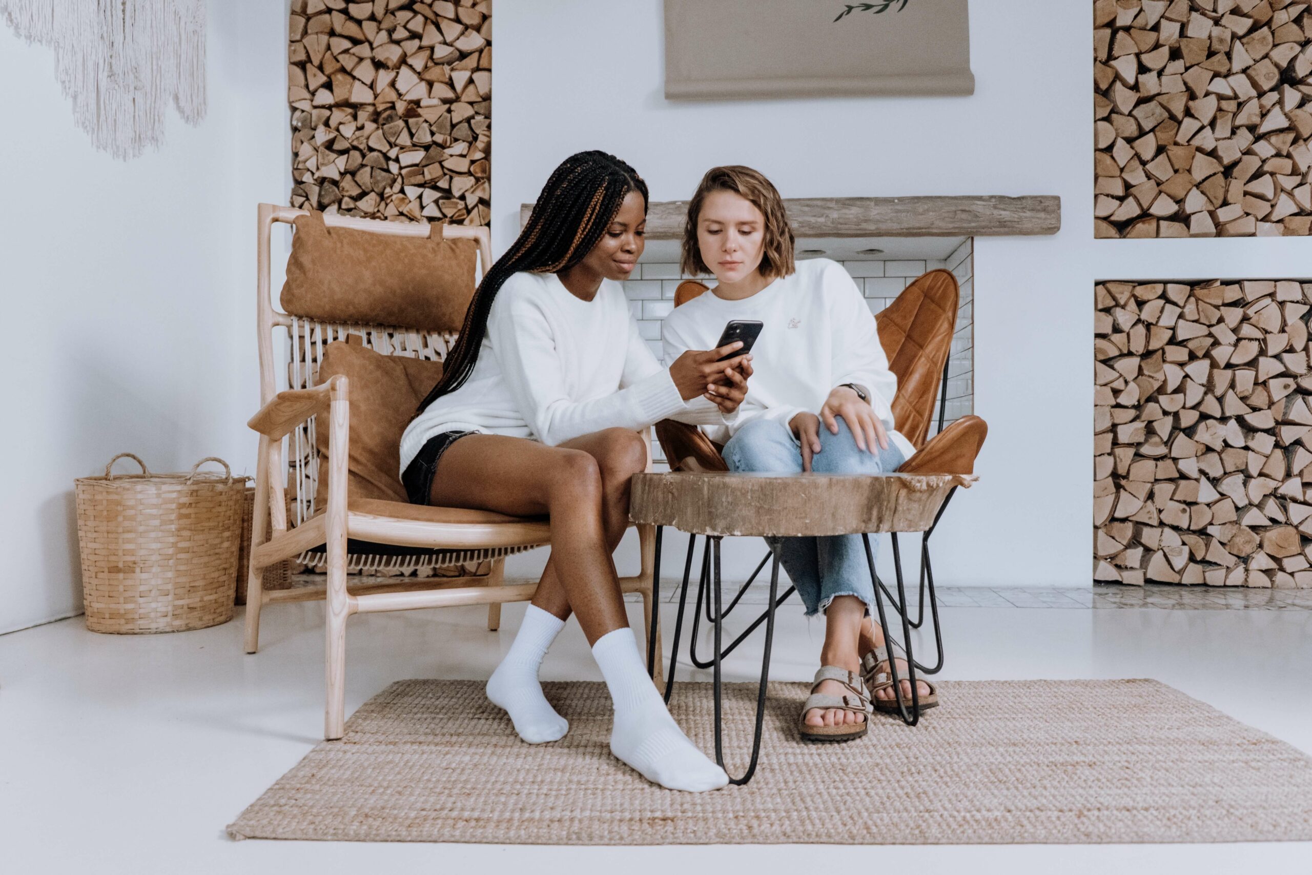 Dos mujeres están mirando un teléfono