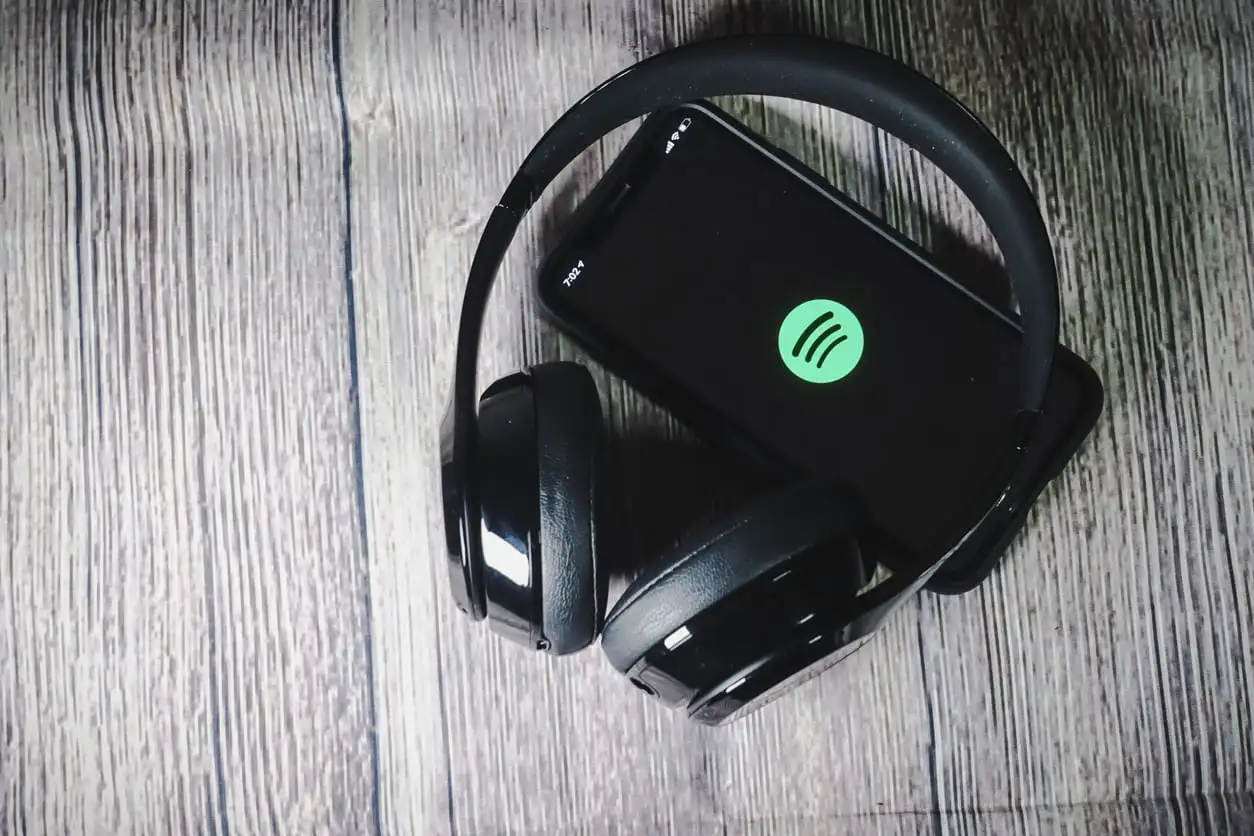 Un écran iphone 11 montrant l’icône spotify