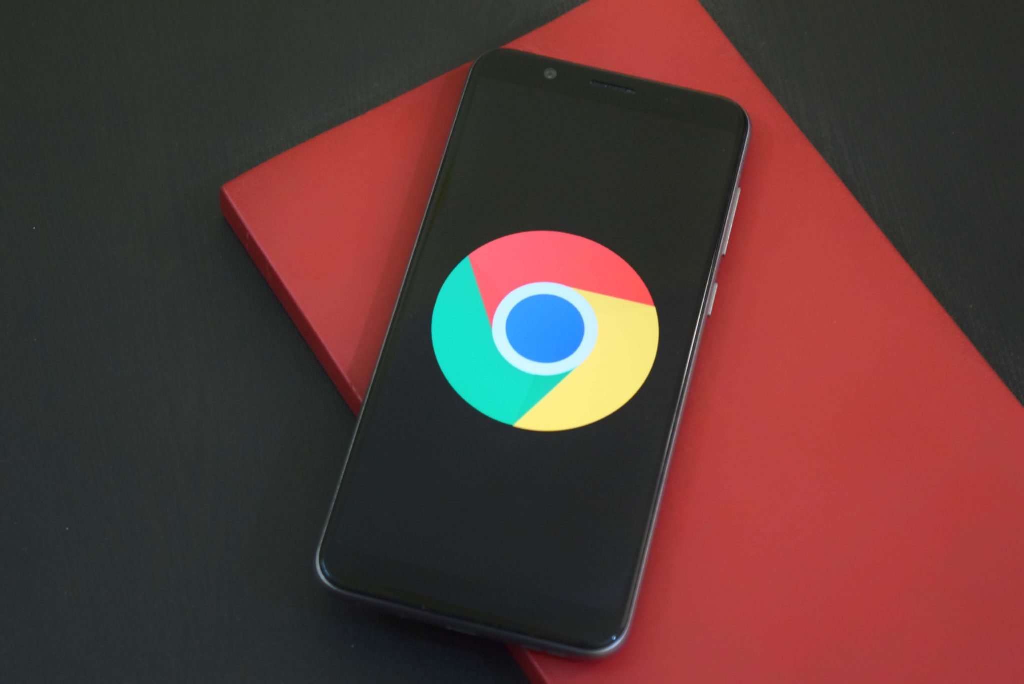 Logotipo de Chrome mostrado en la pantalla de un teléfono