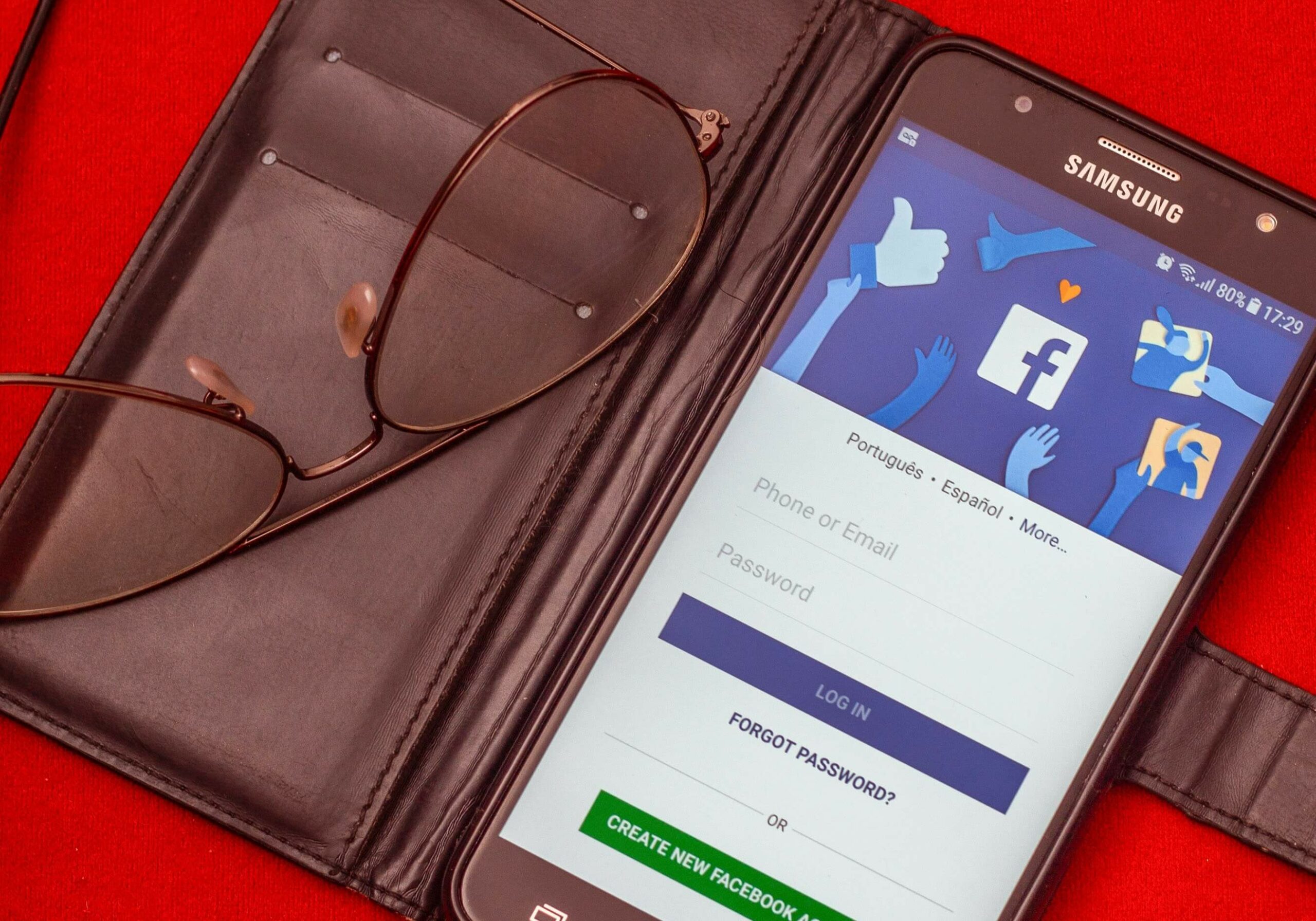 page facebook sur un téléphone