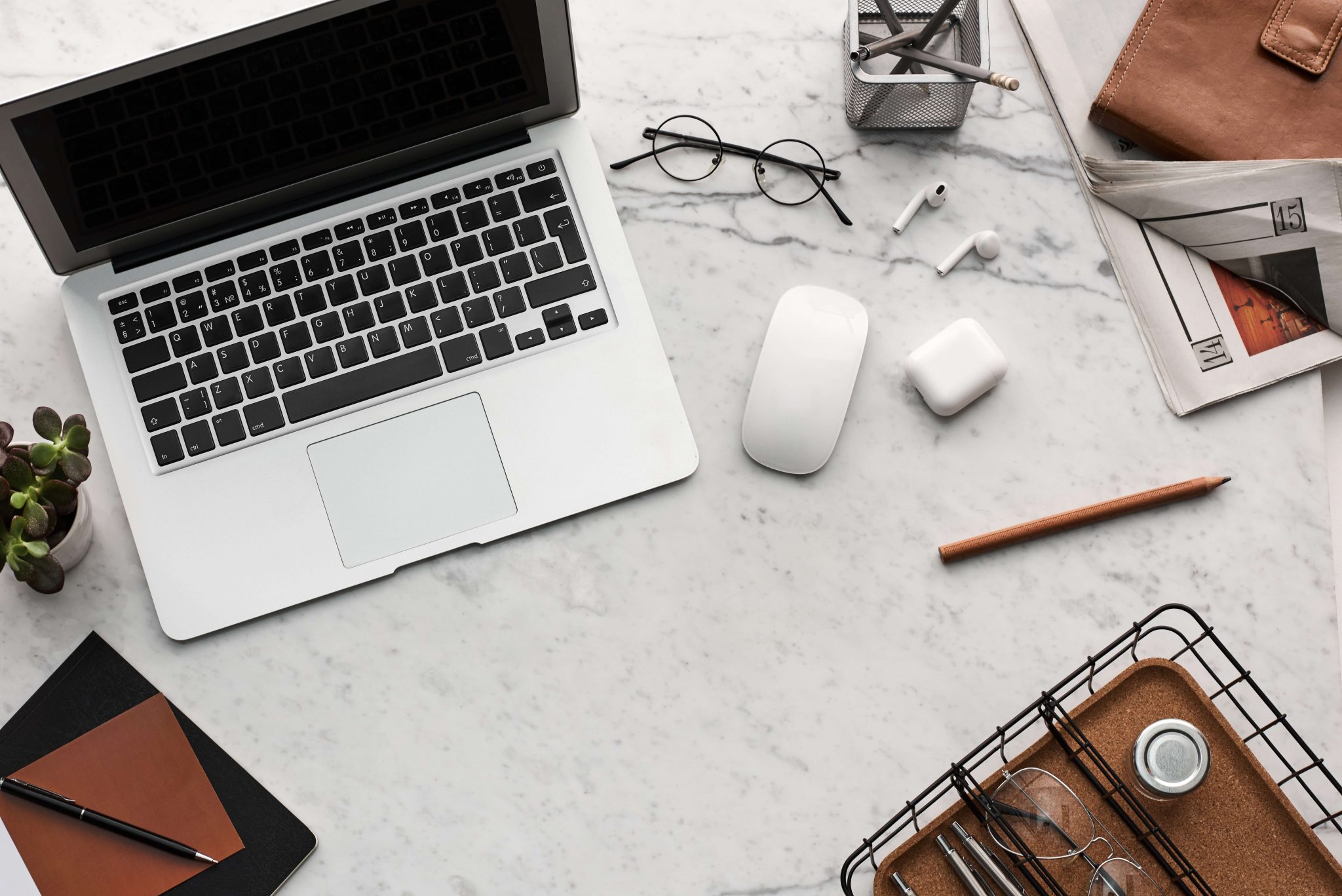 ordenador, ratón, cuaderno sobre una mesa