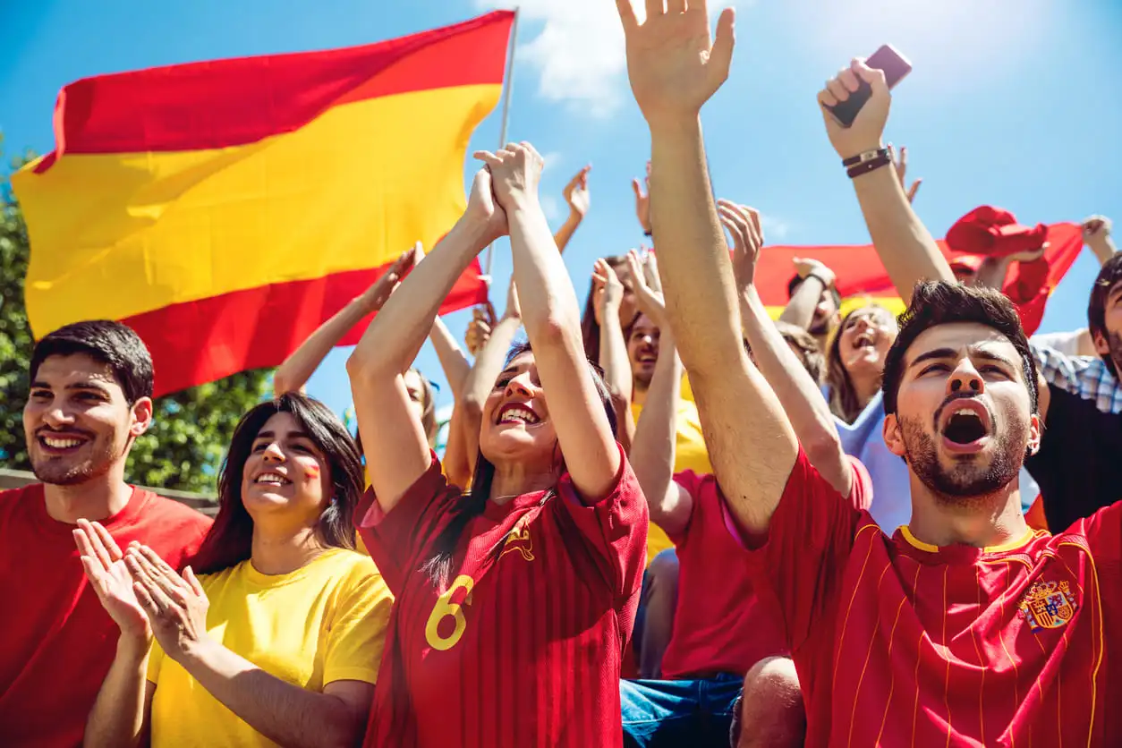 Grupo de jugadores de fútbol celebrando un gol en el campo