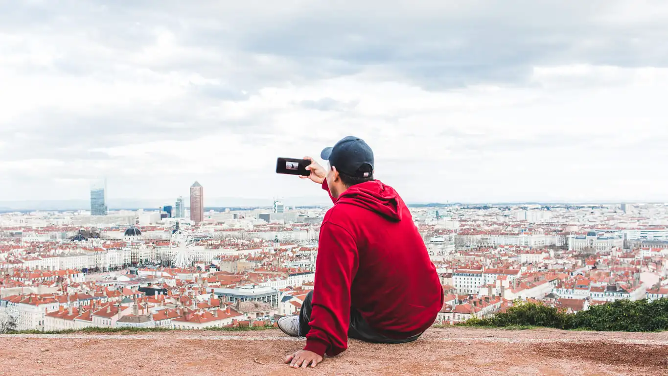 Homme prenant photo de la ville de lyon france