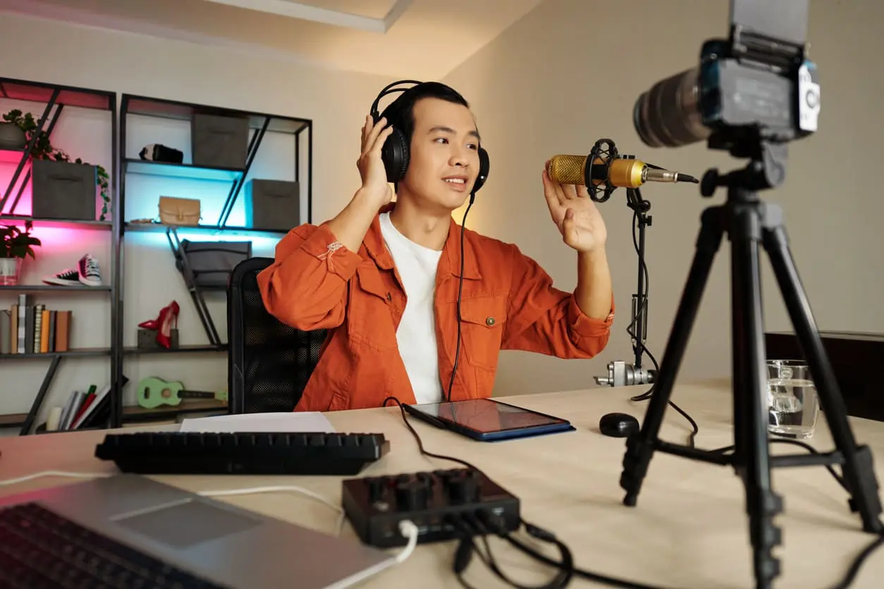 Youtubeur devant sa caméra