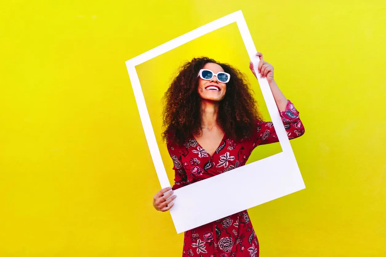 Influenceuse d’Instagram retenant la bulle de discours dans la main