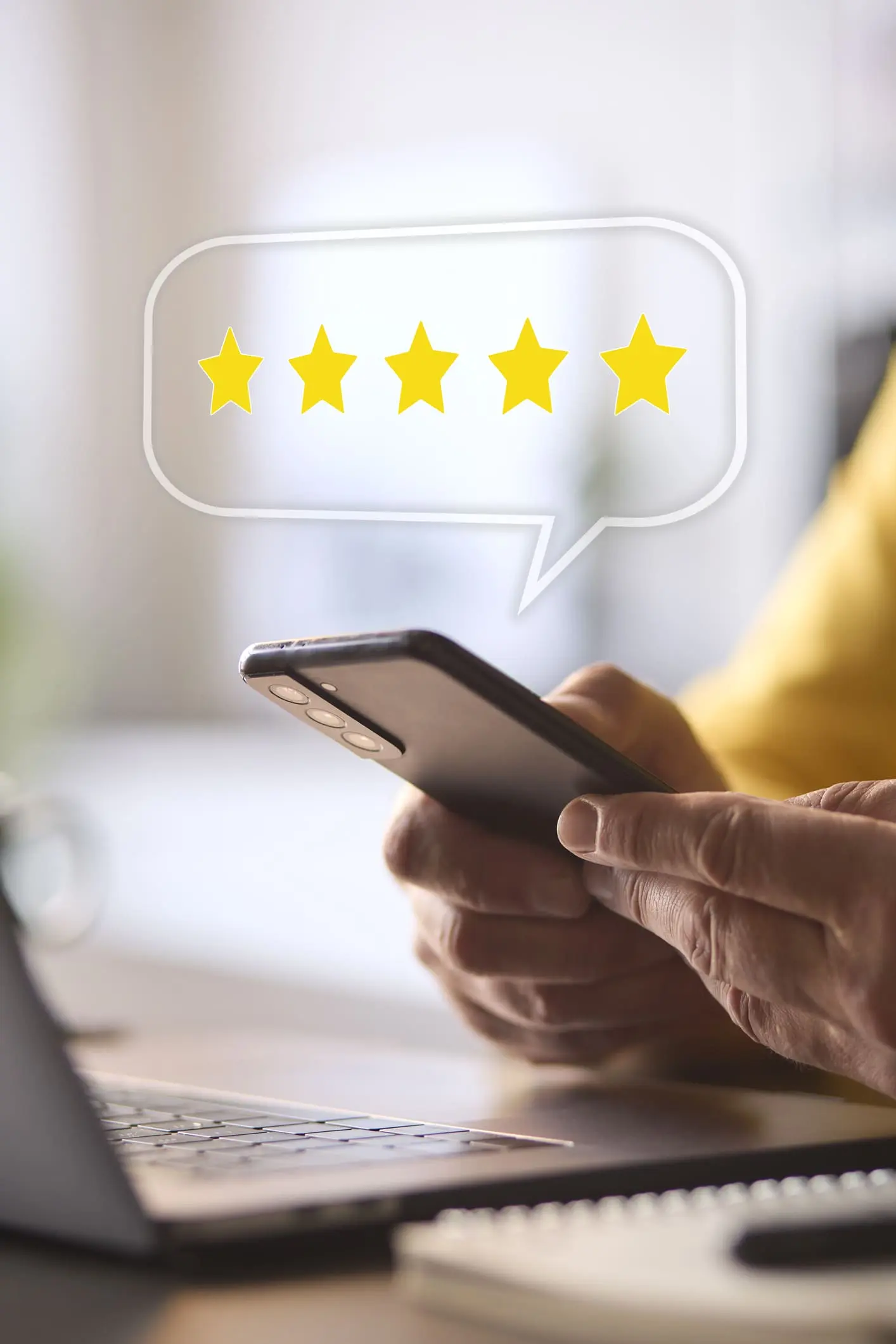 Homme utilisant un téléphone portable avec superposition graphique pour laisser une critique positive 5 étoiles en ligne