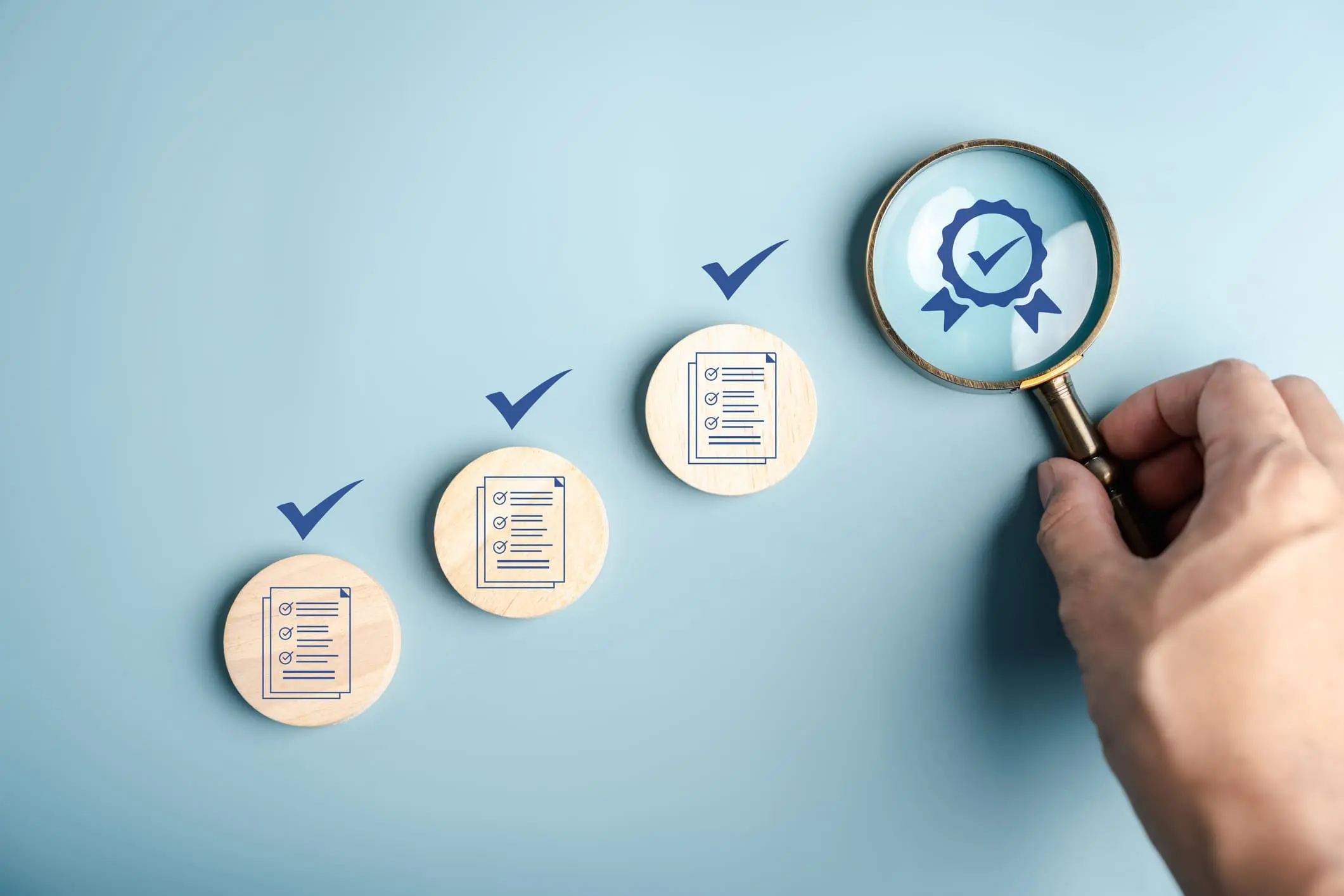 Proceso de aprobación de certificados con lista de verificación de documentos, enfoque de lupa, control de calidad, sistema de verificación, auditoría de cumplimiento y validación de normas.