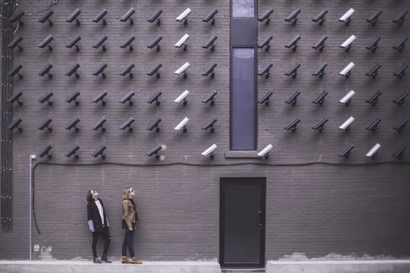 meerder camera's aan de muur gericht op twee mensen privacy bds advocatuur