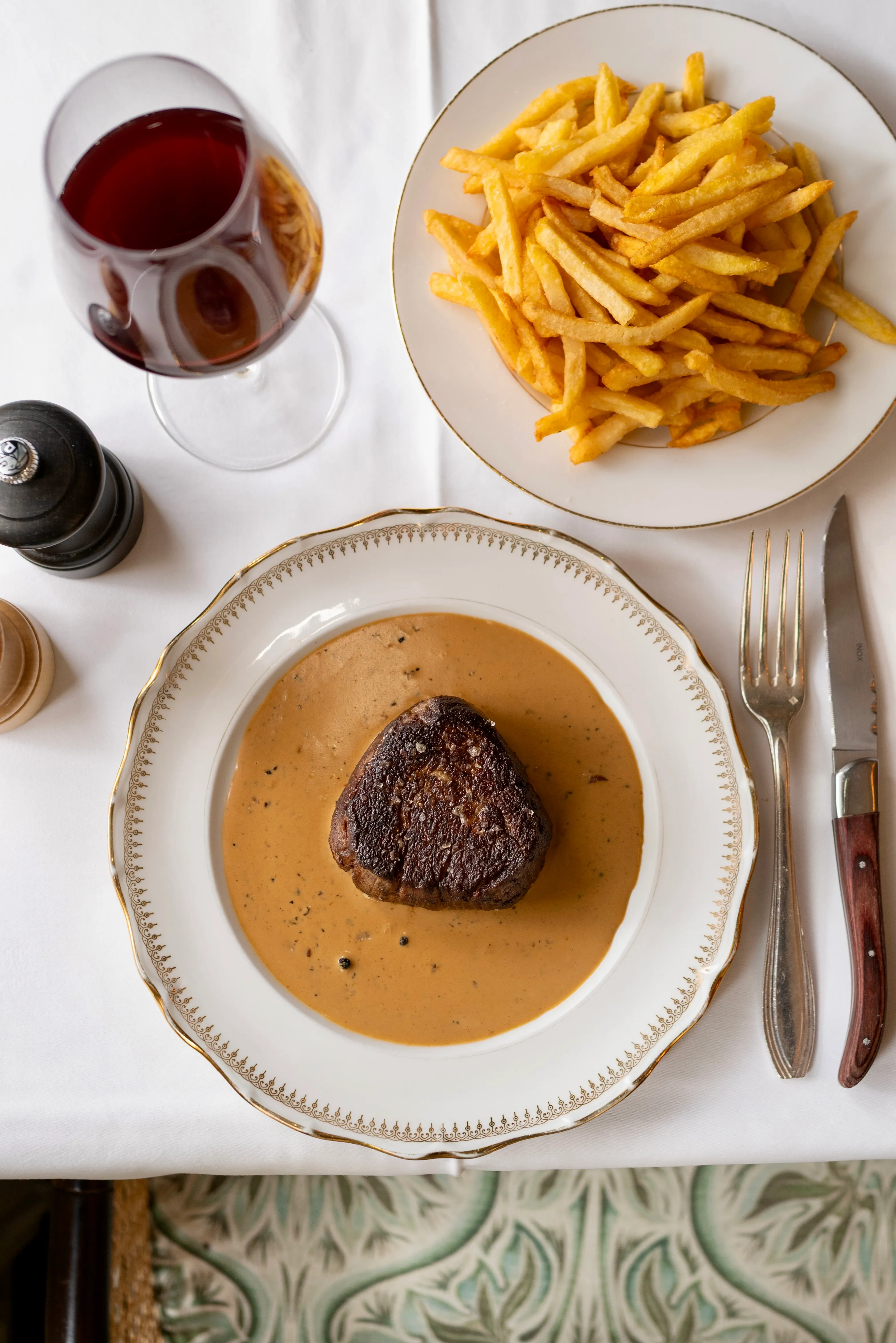 Pièce de bœuf, sauce et frites à La Fontaine Gaillon