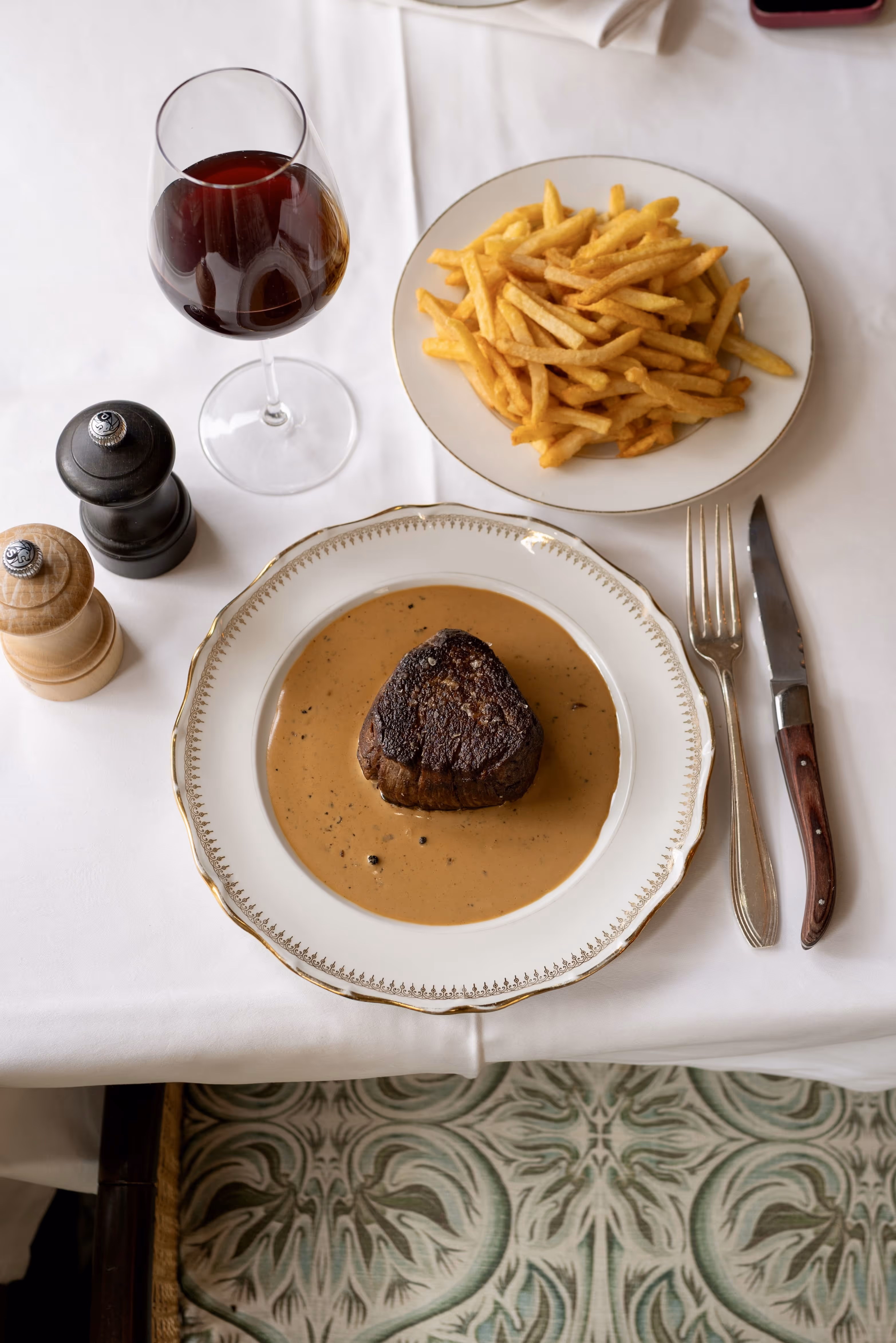 Emily in Paris à La Fontaine Gaillon - Saison 5