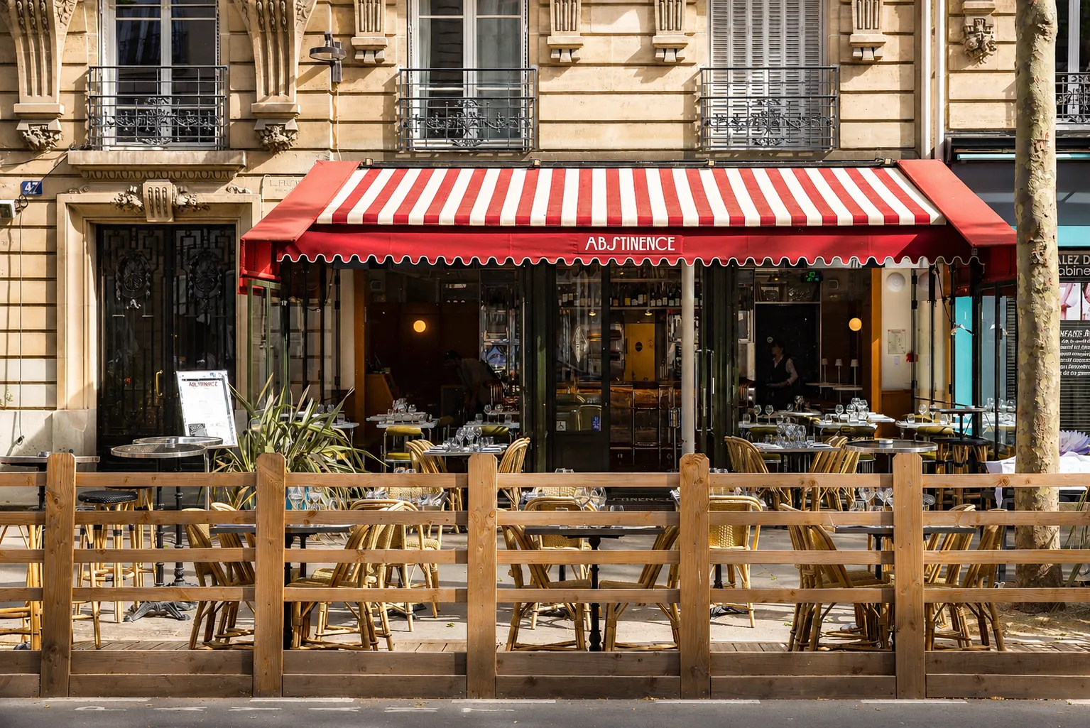 La façade et la terrasse d’Abstinence