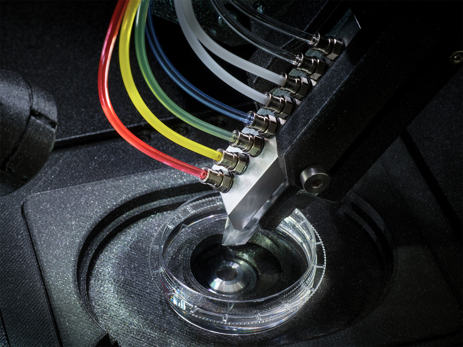 close-up of the Biopixlar AER printhead. Multicolored tubes run in to the discposable printhead tip.