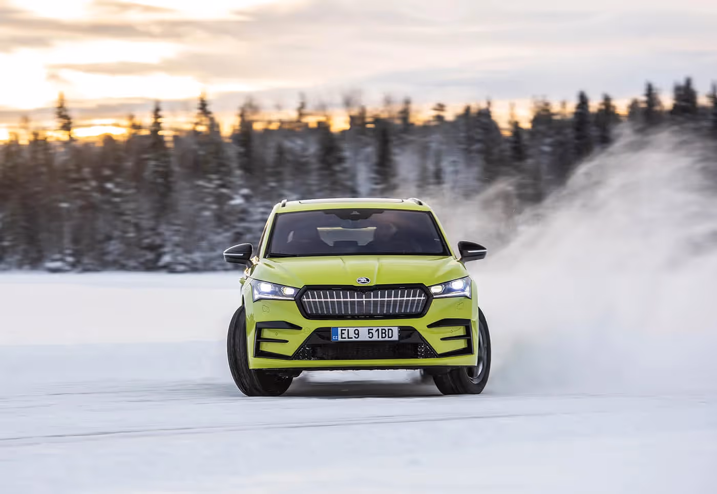Električna Škoda „enyac RS iV” je zahvaljujući 4x4 pogonu nedavno se upisala u Ginisovu knjigu rekorda   „najdužim driftom vozila u kontinuitetu na ledu” 