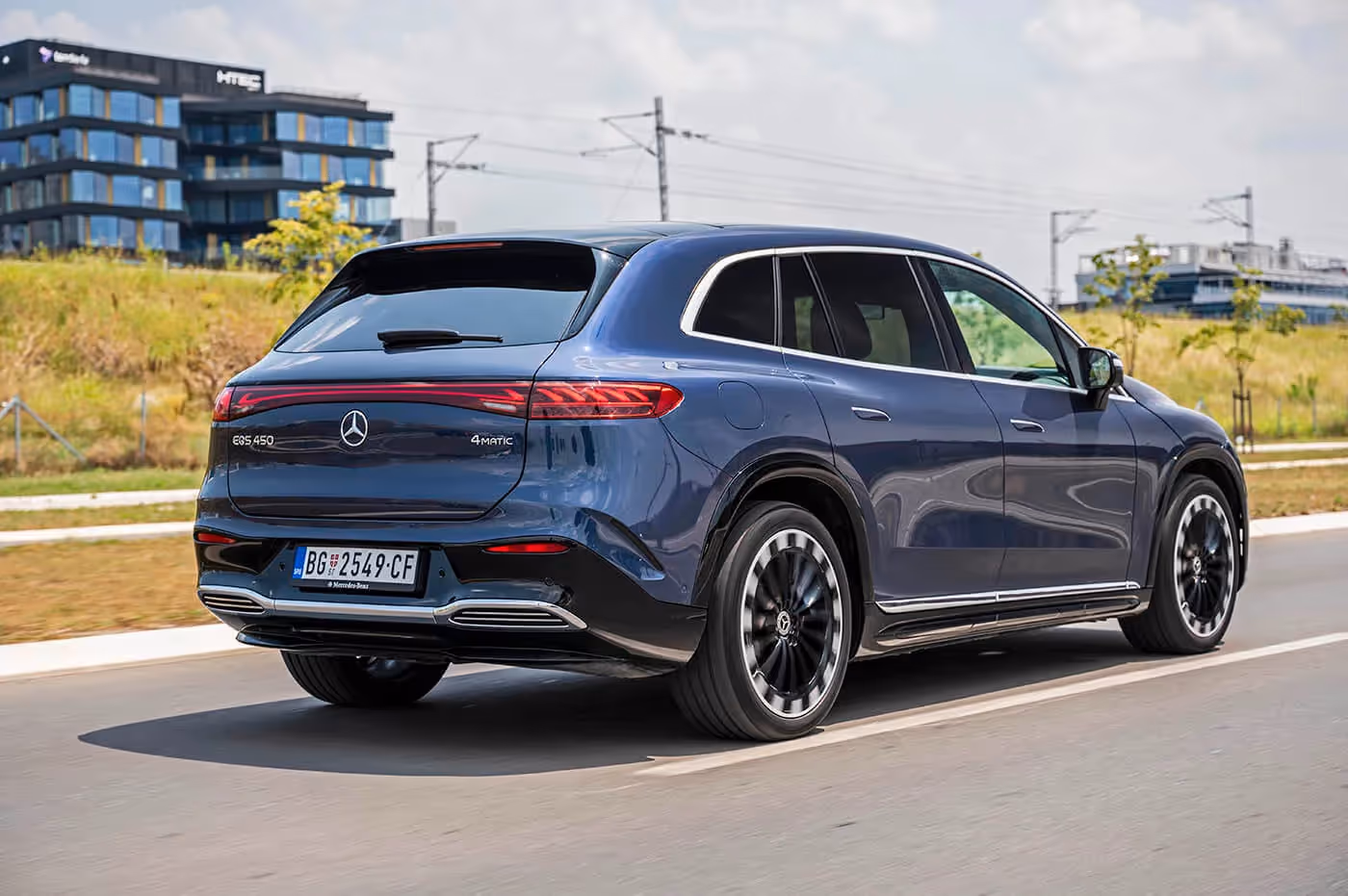 Dva elektromotora generišu 360 KS i čak 800 Nm obrtnog momenta, pa i ne čudi što automobil težak gotovo tri tone ubrzava kao od šale. Ne može se isto reći i za kočenje, jer se prilikom zaustavljanja oseća velika masa