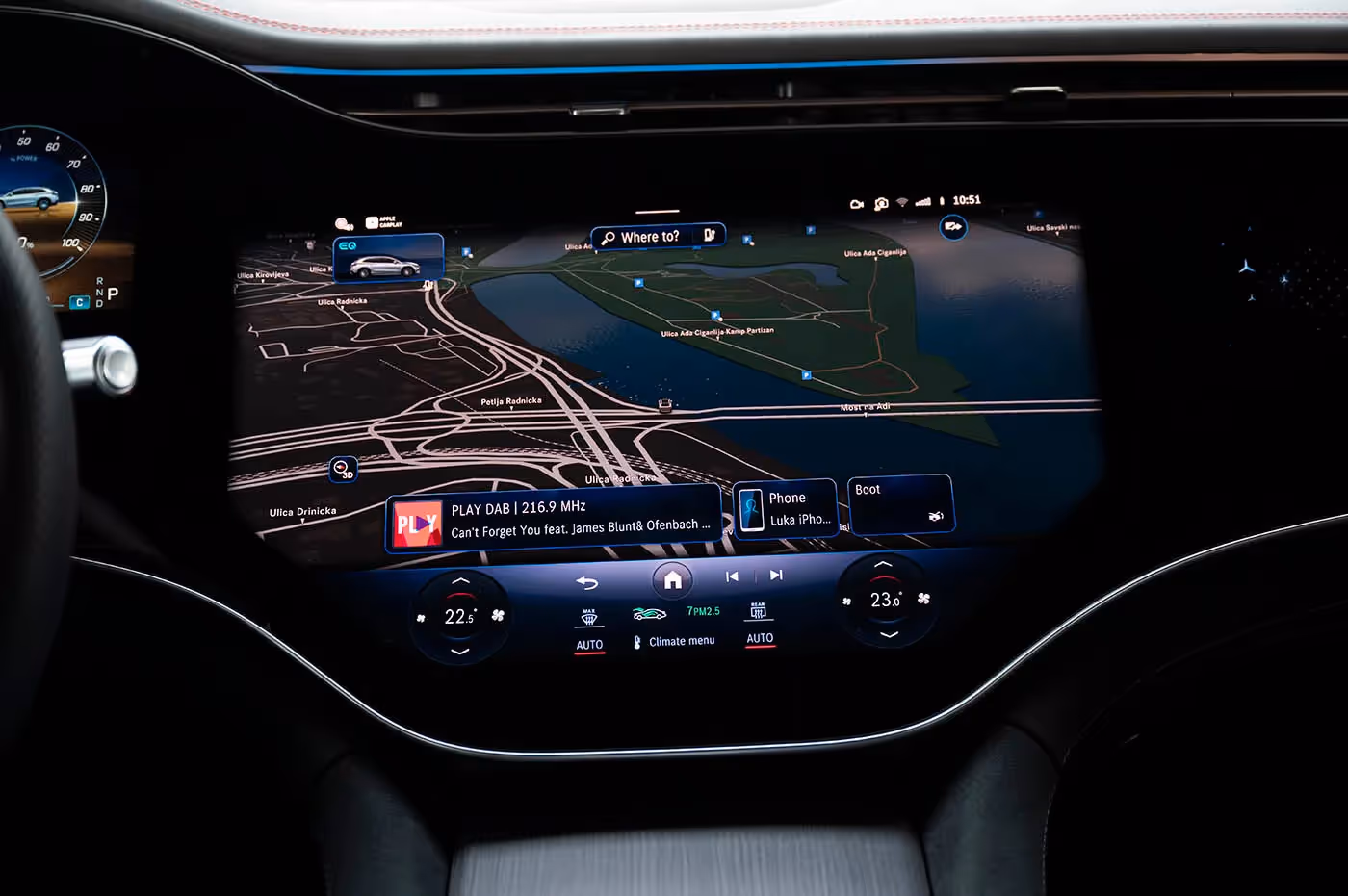 Navigacija sa električnom inteligencijom planira najbržu i najpogodniju rutu, uključujući zaustavljanje zbog punjenja, na osnovu brojnih faktora i dinamički reaguje, na primer, na saobraćajne gužve ili promenu stila vožnje