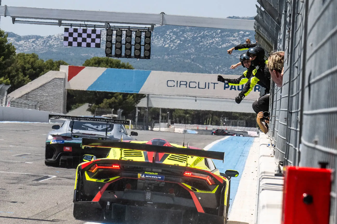 Ekipa Bonaldi motorsporta pozdravlja Pavlovića pred ciljem prve trke