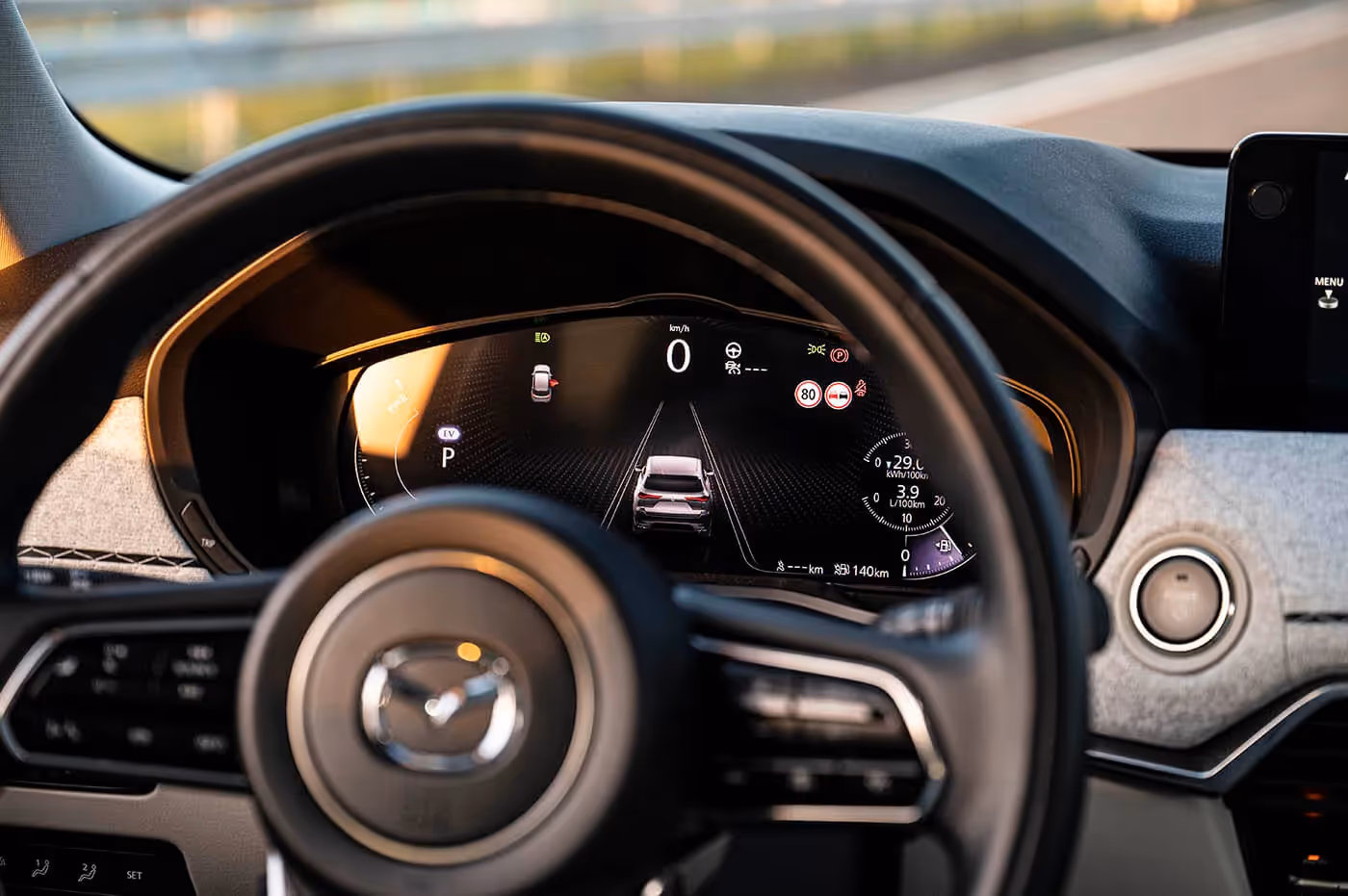 Sa uključenim adaptivnim tempomatom (MRCC) automatski se menja prikaz na digitalnoj instrument-tabli. Ovaj sistem pomoći radi odlično, kako na auto-putu, tako i u gradu u stani-kreni vožnji