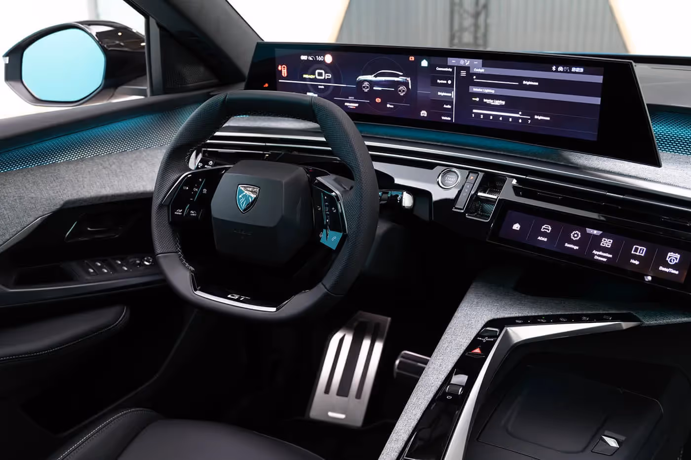 Moderna i minimalistička unutrašnjost nije zanemarila upotrebljivost. Dizajneri enterijera s ponosom ističu čak 17 različitih pretinaca koji kabini dodaju 34 litra za odlaganje 