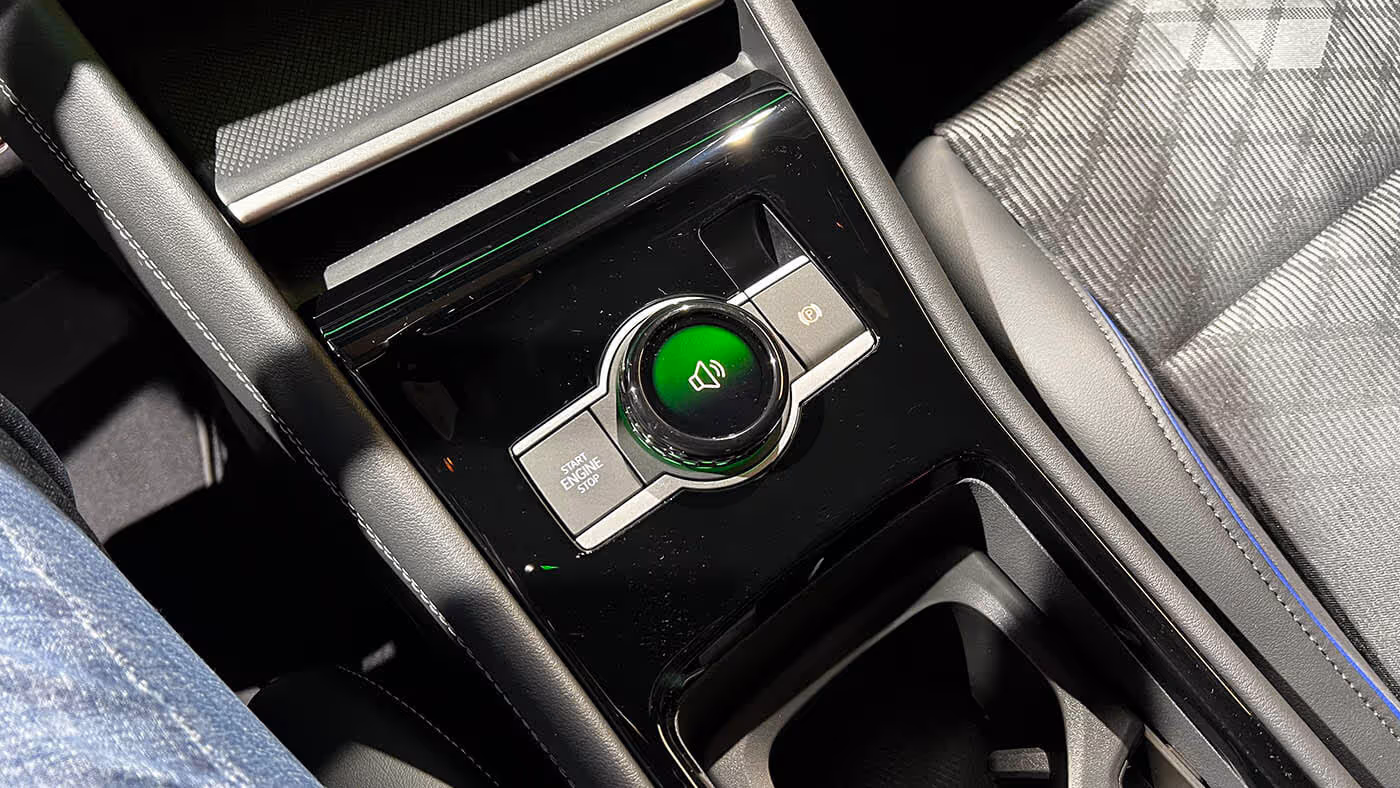 Ručica DSG menjača premeštena je na stub upravljača sa desne strane, čime je središnja konzola dobila na funkcionalnosti 