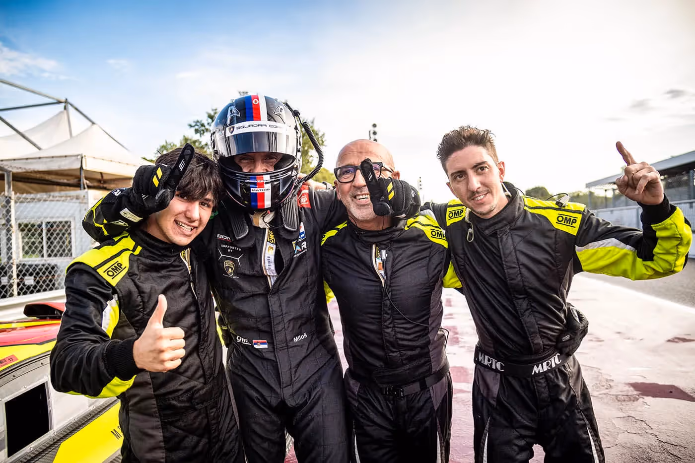 Miloš i presrećni članovi ekipe „Bonaldi motorsport” posle završetka prve trke u Monci