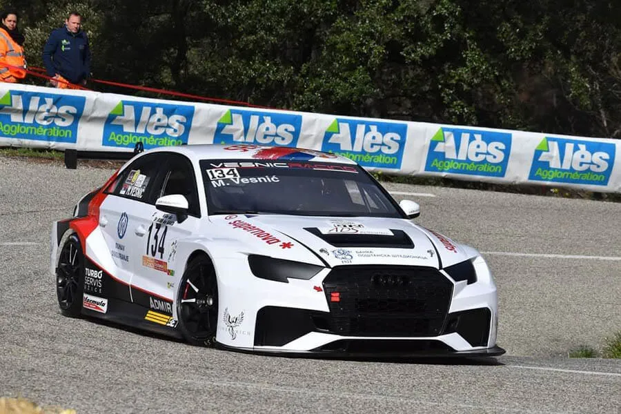 Ništa bez jakih sponzora: Za unapređenje automobila potrebna je velika svota novca, zato pred marketing timom predstoje burna jesen i zima