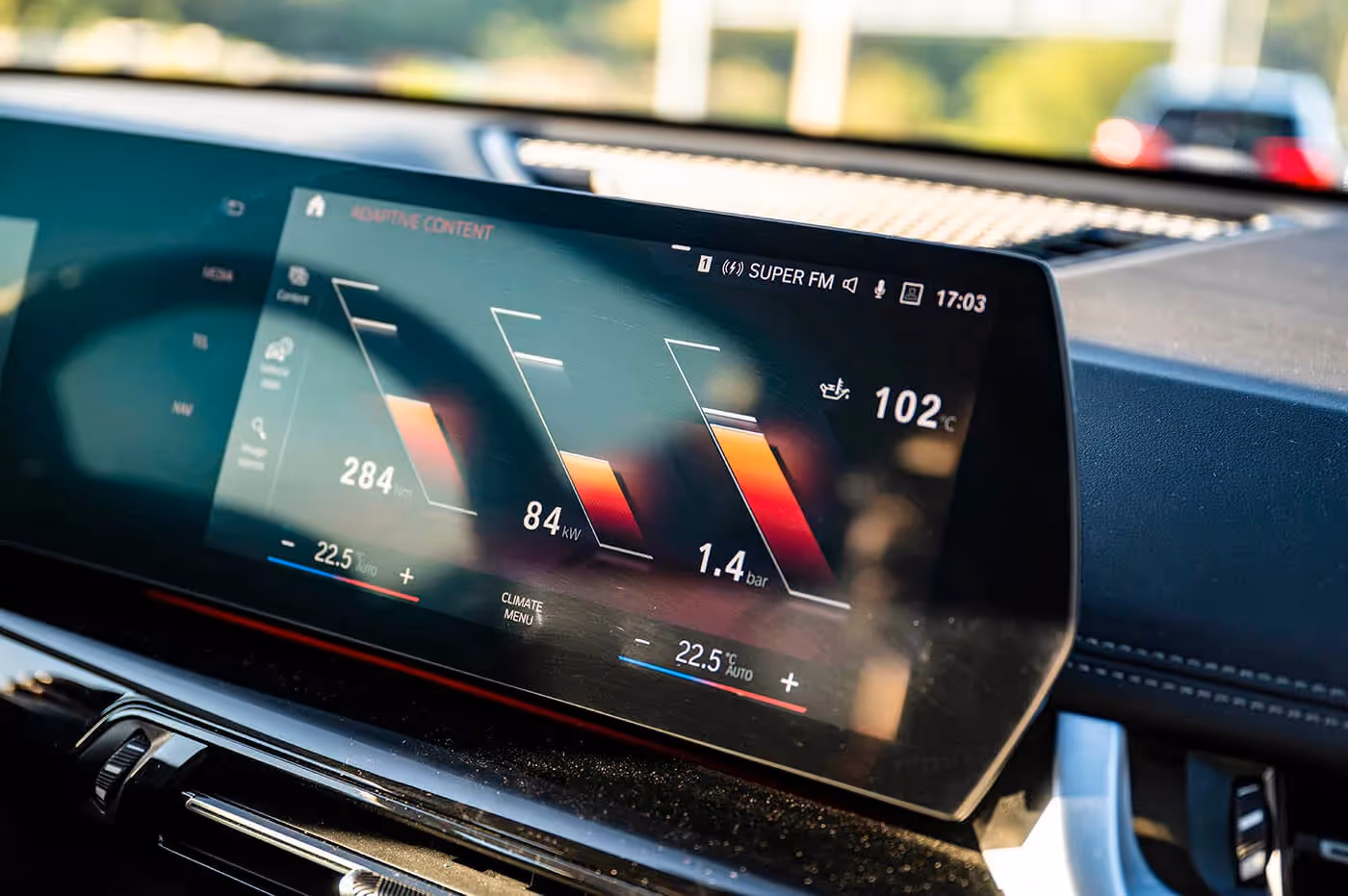 U toku vožnje se na središnjem ekranu može pratiti prikaz trenutne isporuke obrtnog momenta, snage i pritiska u turbopunjaču