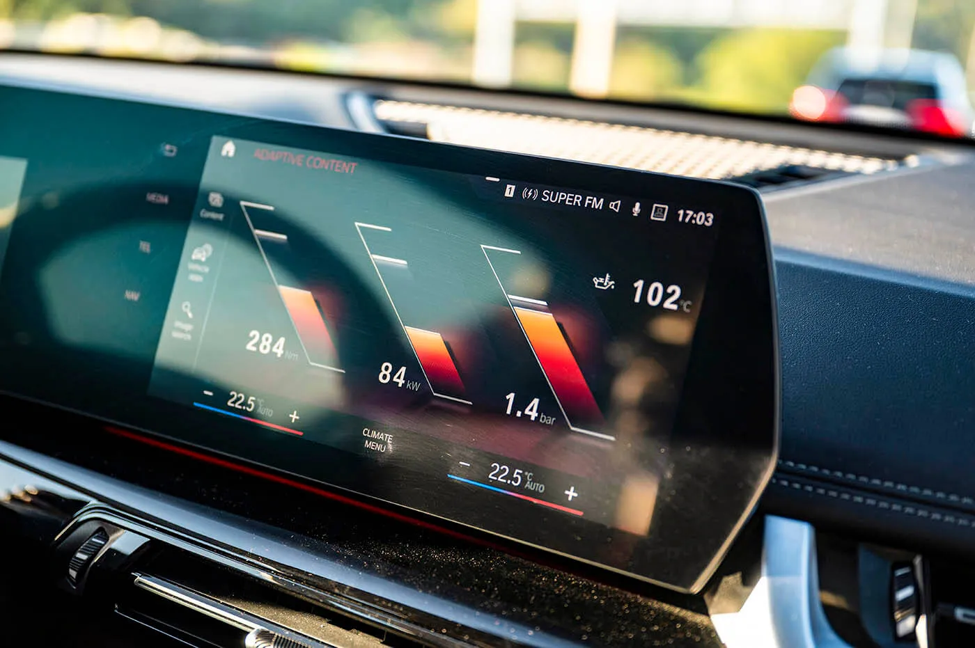 U toku vožnje se na središnjem ekranu može pratiti prikaz trenutne isporuke obrtnog momenta, snage i pritiska u turbopunjaču