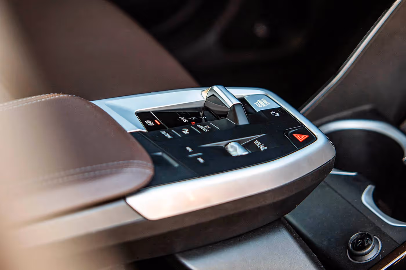 Najveća novost u enterijeru je lebdeći panel, na kom je mesto dobila ručica novog sedmostepenog  automatskog menjača