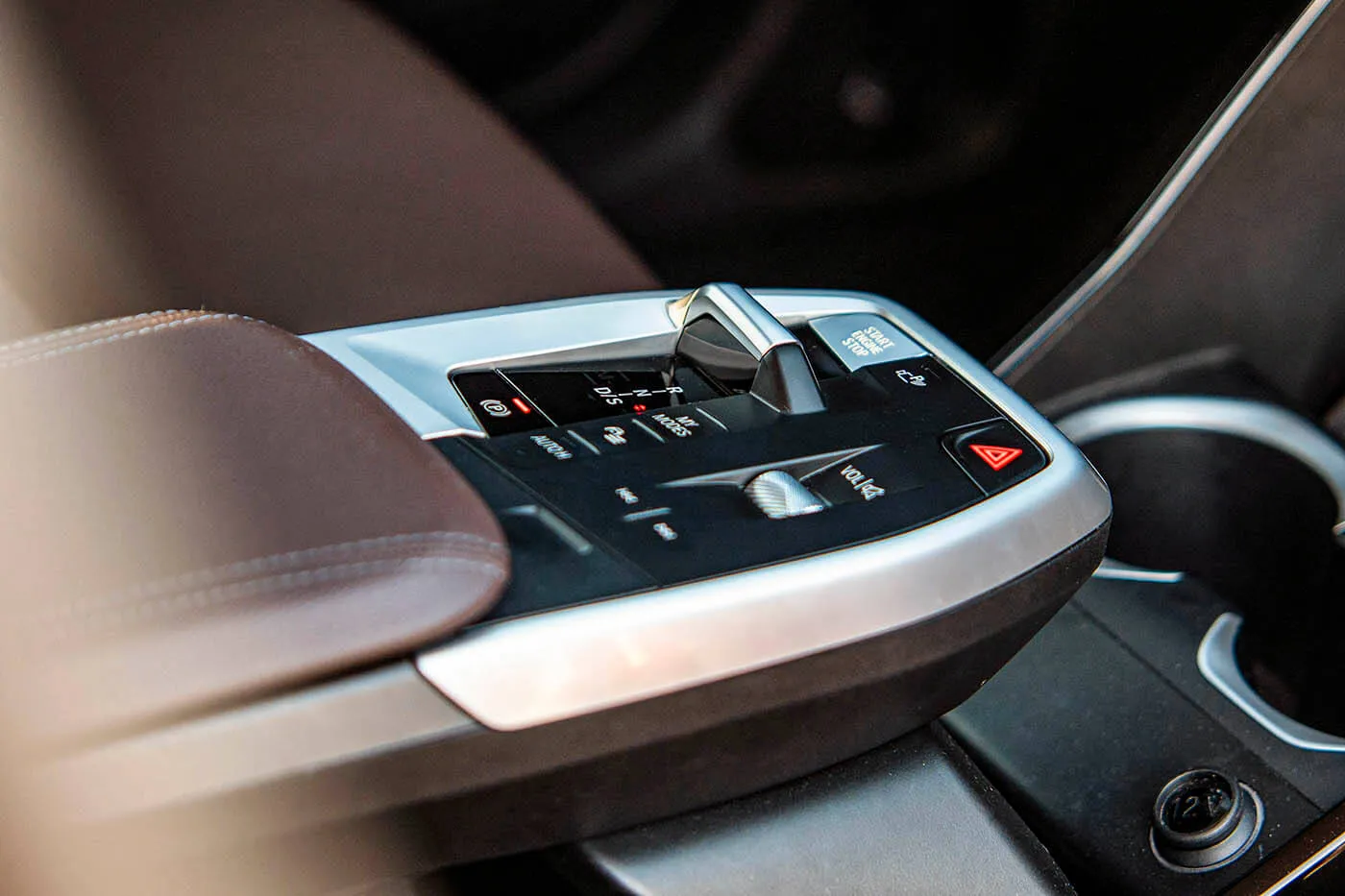 Najveća novost u enterijeru je lebdeći panel, na kom je mesto dobila ručica novog sedmostepenog  automatskog menjača