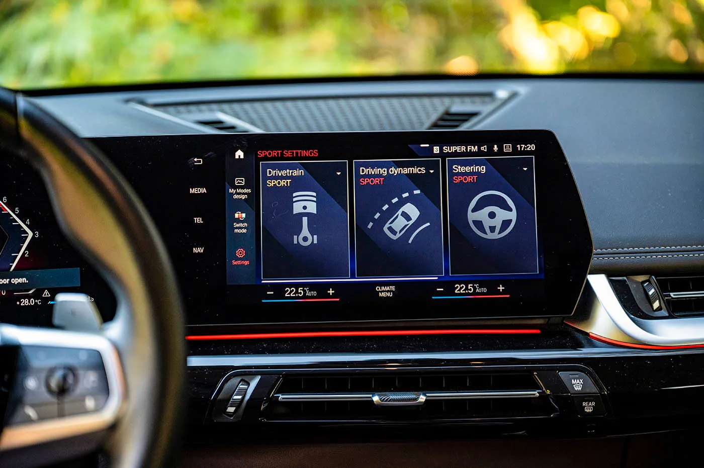 U sportskom režimu upravljač postaje direktniji, odziv na gas žustriji, a DSC program elektronske stabilnosti kasnije interveniše prilikom proklizavanja