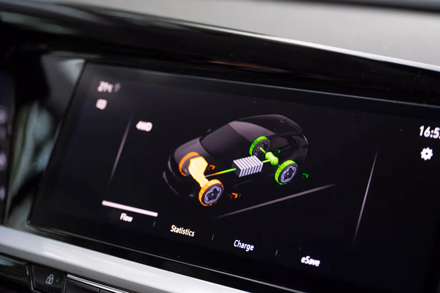 Jedan od mnogobrojnih prikaza centralnog ekrana pruža informacije o radu hibridnog sistema u realnom vremenu