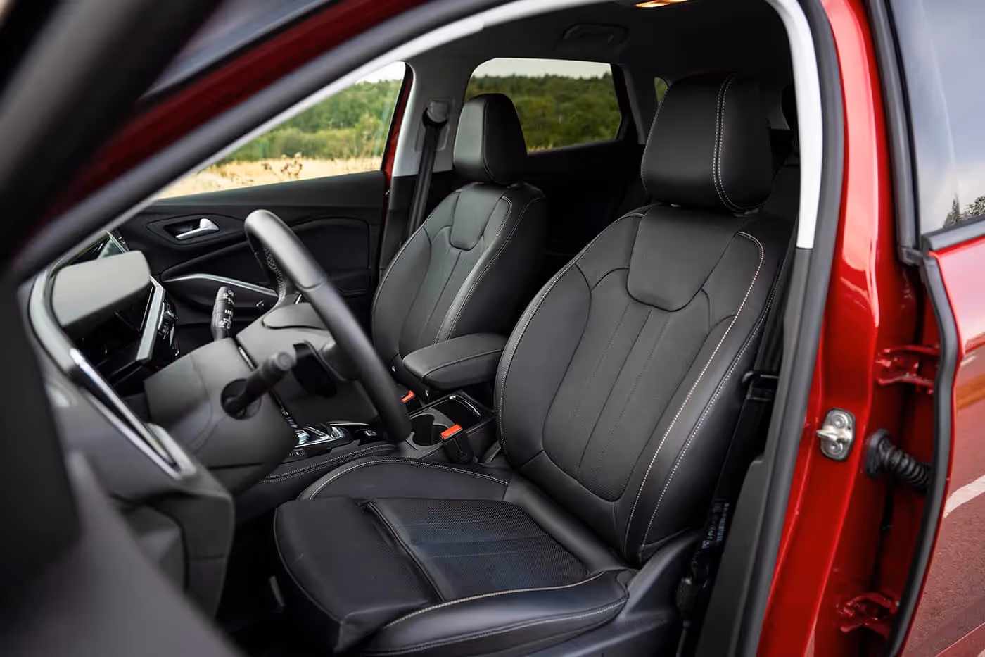 Opel mnogo polaže na udobnost u vožnji. U vrhunskom paketu opreme dolaze ergonomska prednja sedišta sa AGR sertifikatom i funkcijama ventilacije i grejanja