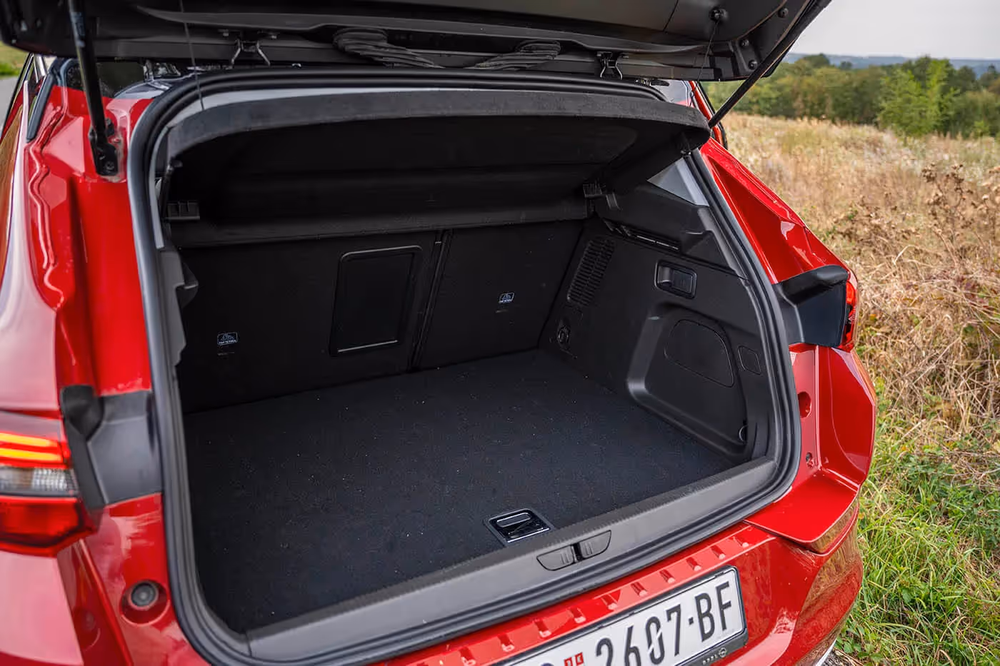 Grandland Hybrid 4 ima prtljažnik zapremine svega 390 litara, gotovo 130 litara manje nego verzije sa SUS motorima 