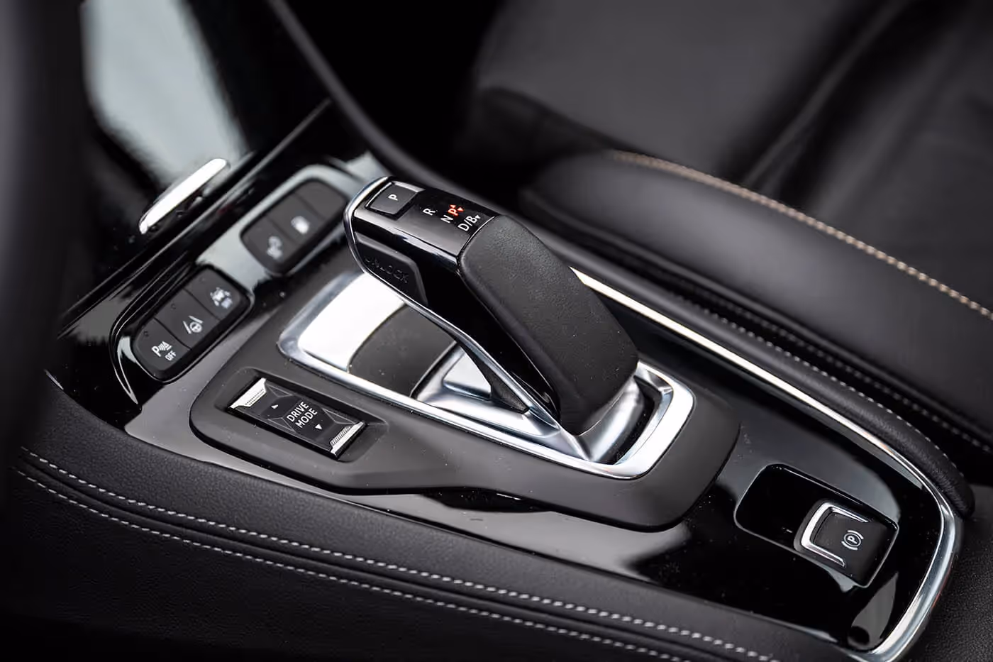 Osmostepeni automatski menjač, sa pedalama za ručnu promenu „brzina“ iza upravljača, svoj posao obavlja sasvim korektno