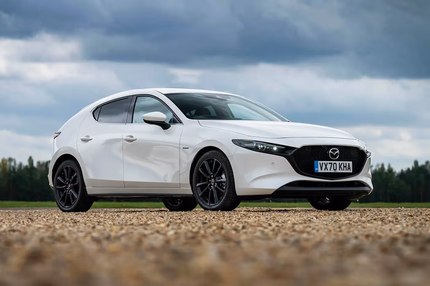 Mazda3 100 Aniversary prepoznatljiva je po sedefastoj boji u kombinaciji sa bordo enterijerom