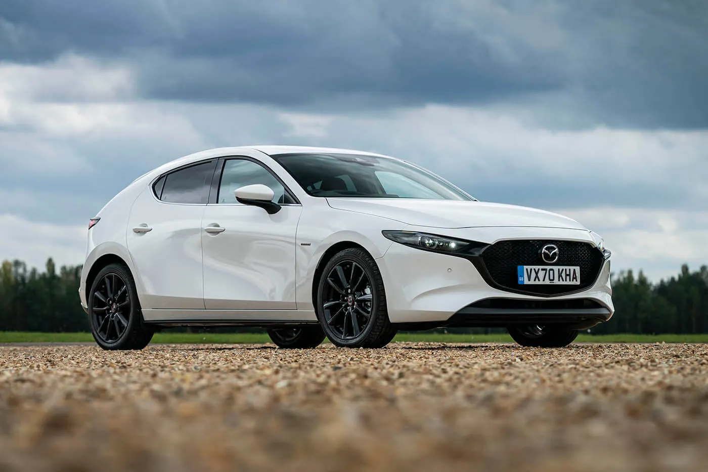 Mazda3 100 Aniversary prepoznatljiva je po sedefastoj boji u kombinaciji sa bordo enterijerom