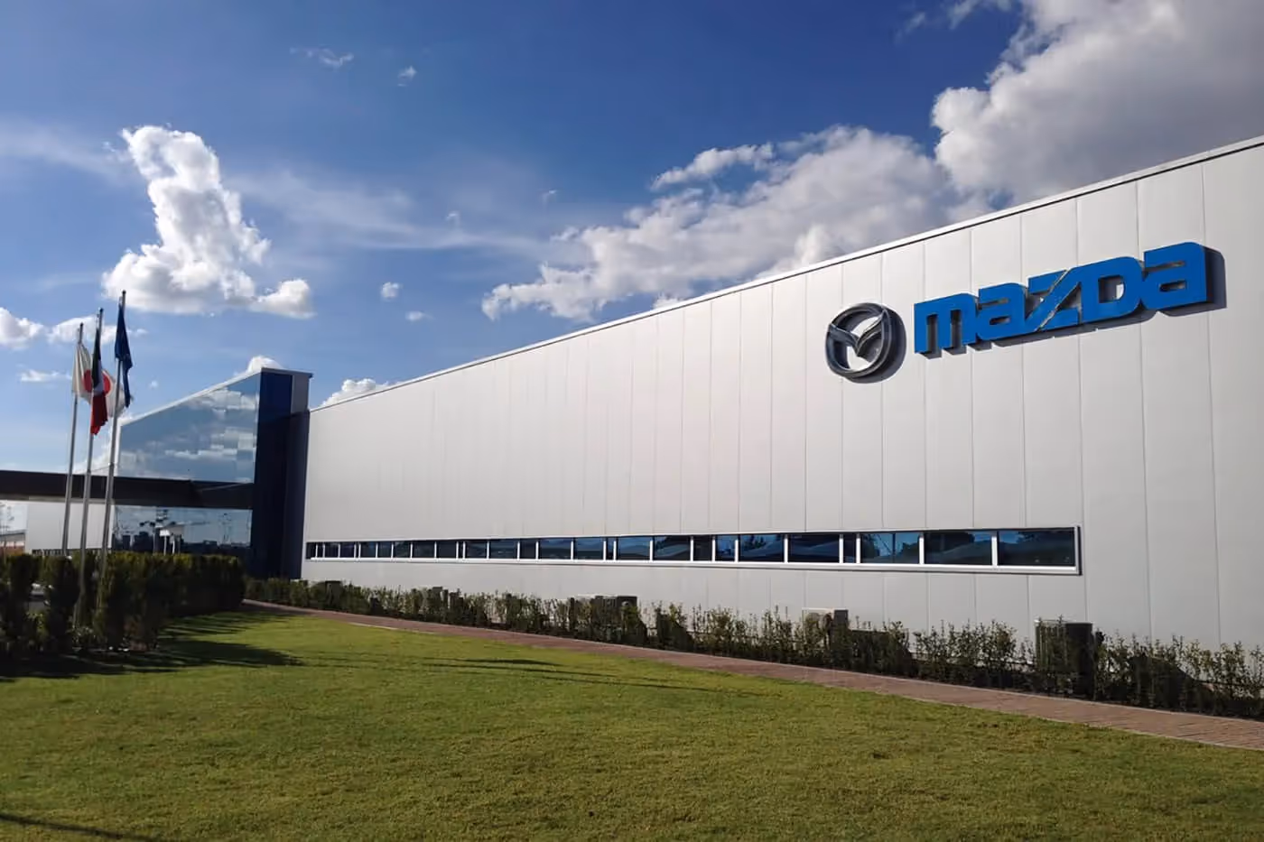 Zbog rasta prodaje Mazda je 2014. otvorila fabriku u Meksiku, a prvi model koji je krenuo da izlazi iz tamošnjih pogona jeste „mazda3” sedan za tržište SAD