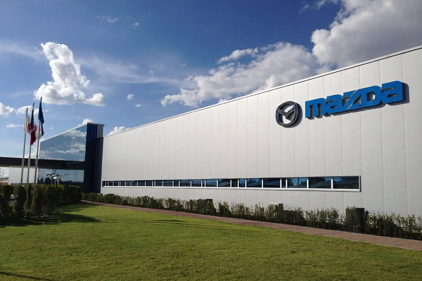 Zbog rasta prodaje Mazda je 2014. otvorila fabriku u Meksiku, a prvi model koji je krenuo da izlazi iz tamošnjih pogona jeste „mazda3” sedan za tržište SAD