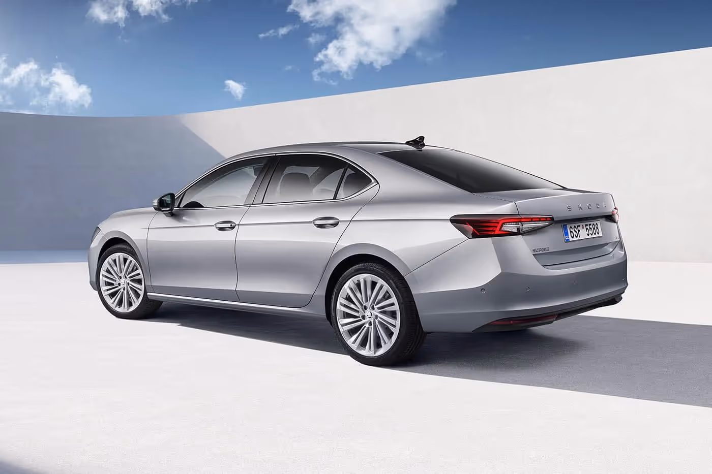 Iako po obliku trozapreminska limuzina, najveći model Škode je u osnovi hečbek sa petim vratima koja se visoko otvaraju i olakšavaju pristup ogromnom prtljažniku