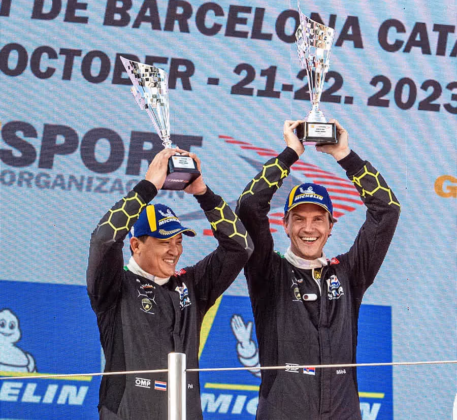 Tajlanđanin Pek i Pavlović posle pobede  u ProAm klasi na stazi Katalunja