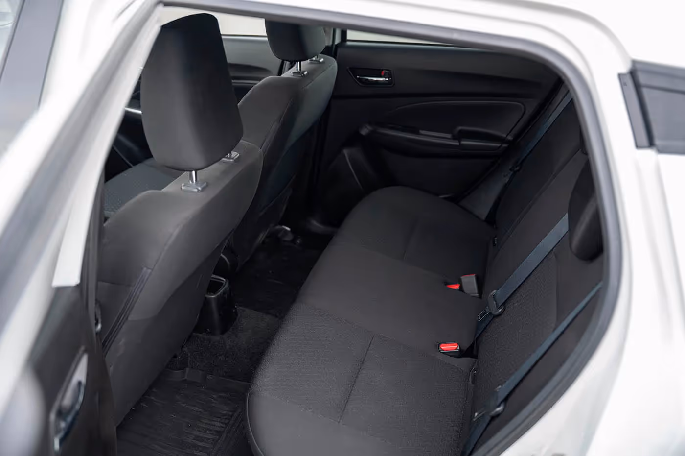 Zadnja klupa iznenađujuće je prostrana za automobil dužine 3,84 metra