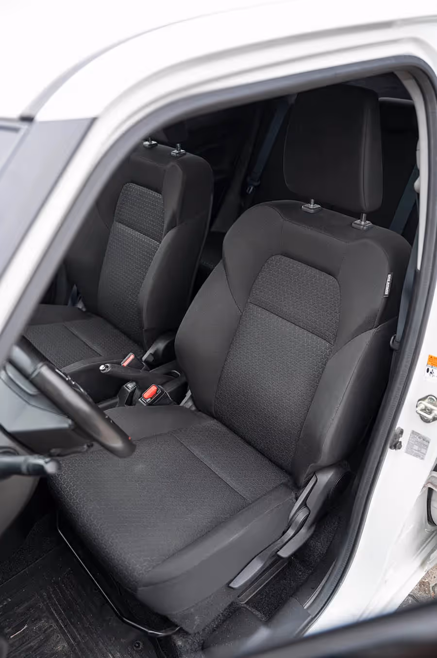 Sedišta su udobna, međutim ergonomija je takva da zahteva privikavanje vozača na poziciju za upravljačem